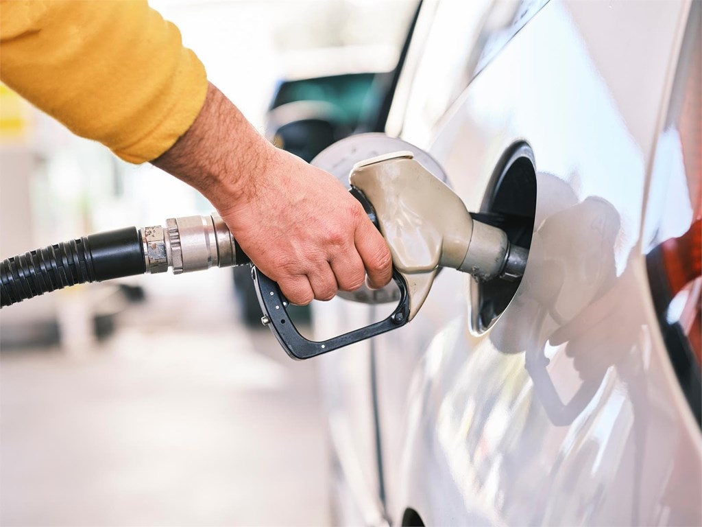 ¿Cuánto cuesta llenar de gasolina y de gasoil de media un coche?